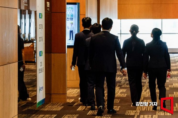 얼굴은 보이지 않지만 면접장으로 향하는 취업준비생의 뒷모습에 긴장감과 기대감이 묻어 있다. 때론 정면보다 뒷모습이 더 많은 감정을 전달한다. (서울 코엑스) 강진형 기자