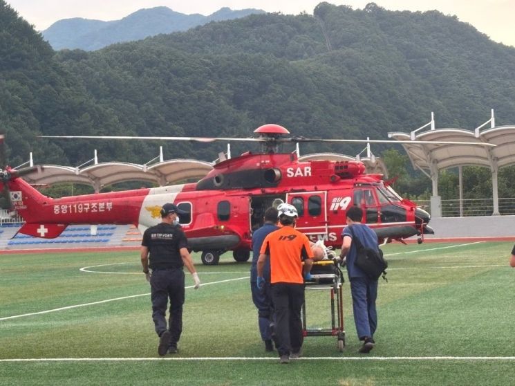 소방대원들이 경기도 가평군 북면 이곡리 635 도로에서 지난 5일 오후 4시 53분쯤 SUV 차량과 승용차가 정면 충돌해 SUV 차량 탑승자가 헬기로 이송하고 있다. 경기도북부소방재난본부 제공