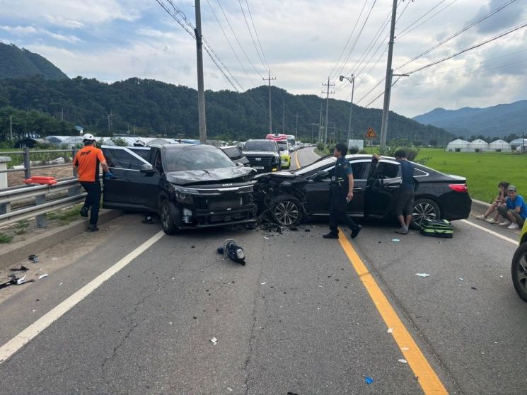 경기도 가평군 북면 이곡리 635 도로에서 지난 5일 오후 4시 53분쯤 SUV 차량과 승용차가 정면 충돌하는 차대차 교통사고가 발생해 6명이 다치는 사고가 발생했다. 경기도북부소방재난본부 제공