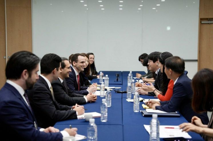 Ha Jungwoo, Chief of AI, Meets with White House Science and Technology Director... "Discusses Close Cooperation"