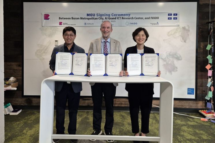 왼쪽부터 동의대 인공지능그랜드ICT연구센터 정석찬 센터장, IVADO 뤽 비네 대표, 부산시 정나영 미래기술전략국장. 동의대 제공