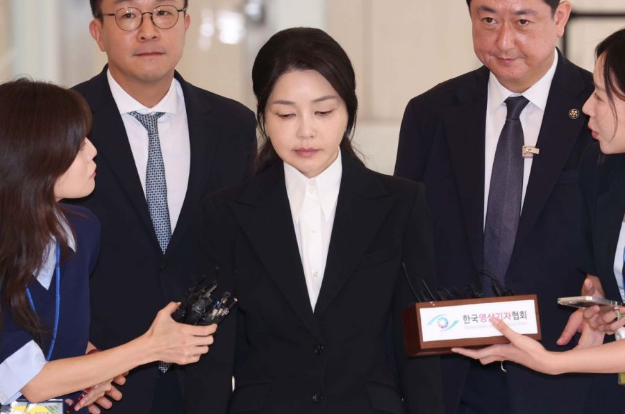 윤석열 부인 김건희가 6일 서울 종로구 민중기 김건희 특별검사팀 사무실에 자본시장법 위반 등 혐의 피의자 신분으로 출석하고 있다.  사진공동취재단