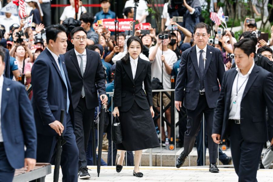 도이치모터스 주가조작 연루 의혹 등을 받고 있는 김건희가 6일 서울 종로구에 마련된 김건희특검팀에 피의자 신분으로 출석하고 있다.  강진형 기자