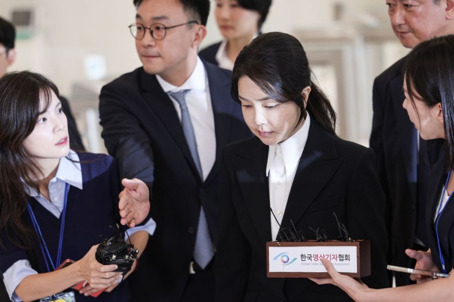김건희가 6일 오전 서울 종로구 KT 광화문빌딩 웨스트에 마련된 민중기 특별검사 사무실로 출석하고 있다. 사진공동취재단