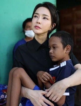 2022년 11월 대통령실은 김건희가 캄보디아 프놈펜에서 선천성 심장질환을 앓는 14세 소년을 안고 있는 사진을 공개했다. 이 사진은 배우 오드리 헵번의 소말리아 봉사활동 사진을 따라했다는 논란이 일었다.