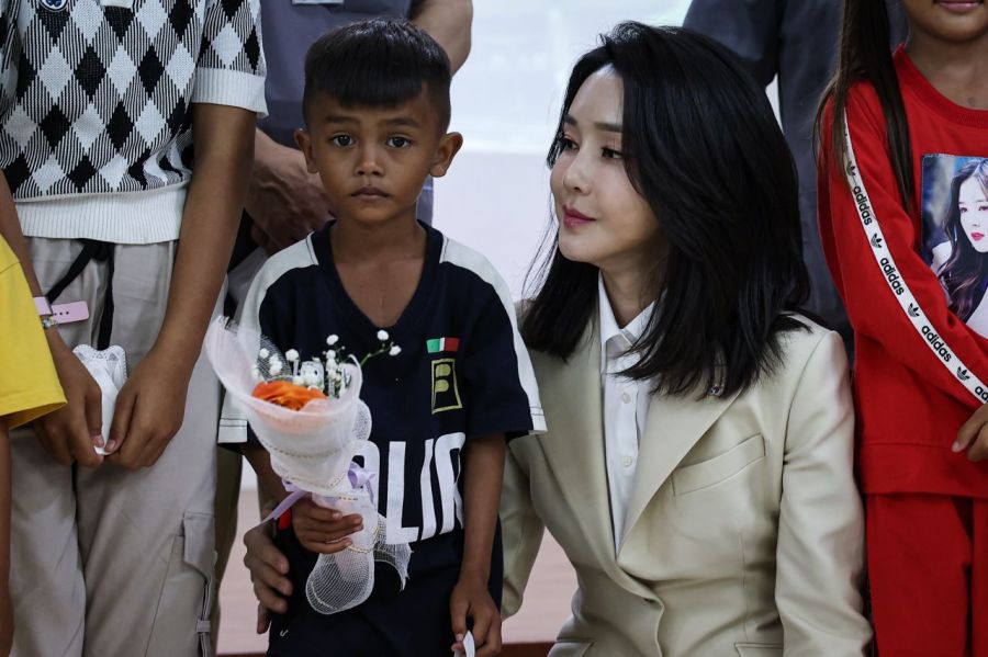 김건희는 2022년 캄보디아 프놈펜 헤브론 병원을 방문했다. 대통령실 제공 연합뉴스