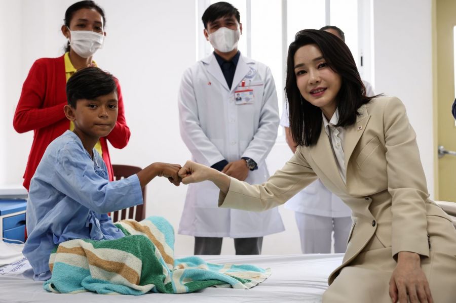 김건희는 2022년 캄보디아 프놈펜 앙두엉 병원을 방문했다. 대통령실 제공 연합뉴스