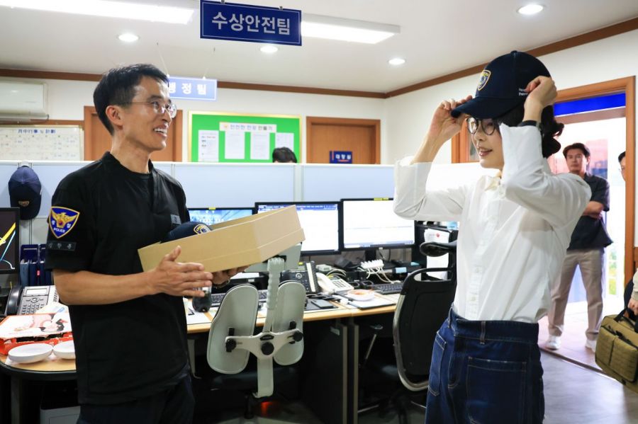김건희가 지난해 9월 ‘세계 자살 예방의 날’을 맞아 서울 한강경찰대 망원치안센터에서 선물 받은 한강경찰대 로고가 새겨진 모자를 착용하고 있다. 대통령실 제공