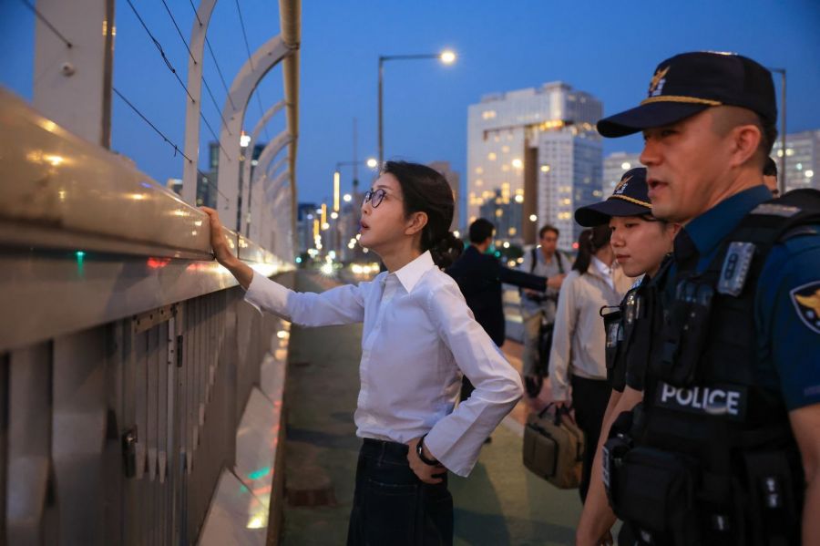 김건희가 지난해 9월 ‘세계 자살 예방의 날’을 맞아 서울 마포대교에서 난간의 와이어를 살펴보고 있다. 대통령실 제공