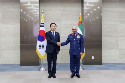 UAE국방차관, KF-21 탑승…공참총장 FA-50과 우정비행