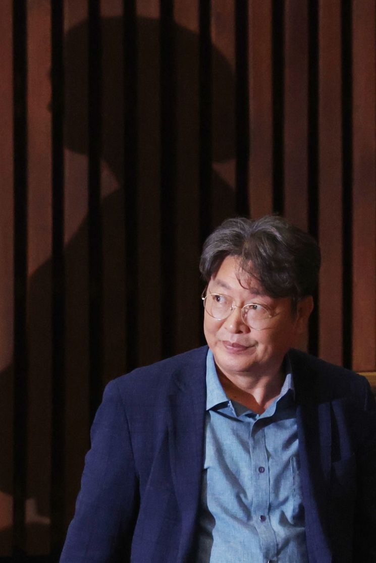 이춘석 의원이 국회 본회의장에서 이동하고 있다. 연합뉴스
