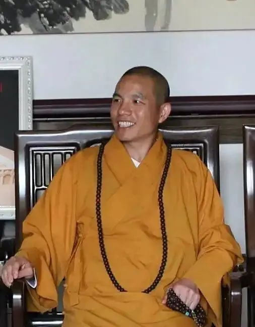 중국 불교의 상징이자 쿵푸의 발상지로 알려진 허난성 소림사의 전 주지가 횡령 등 혐의로 당국의 조사를 받는 가운데 새 주지가 임명됐다. 스인러 신임 주지