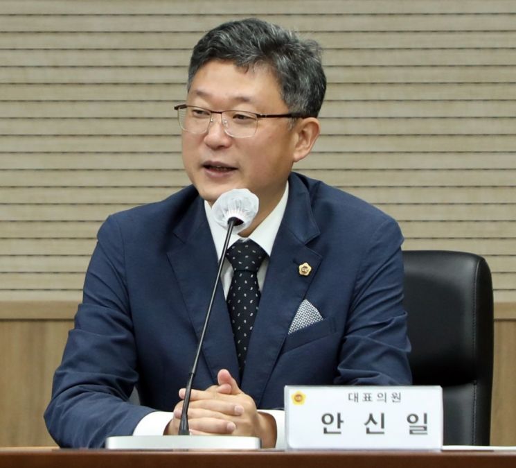 안신일 세종시의원이 '국회의사당시대 세종인재 참여 연구모임' 간담회서 발언하고 있다. /사진= 의회 사무처 홍보기획팀 제공