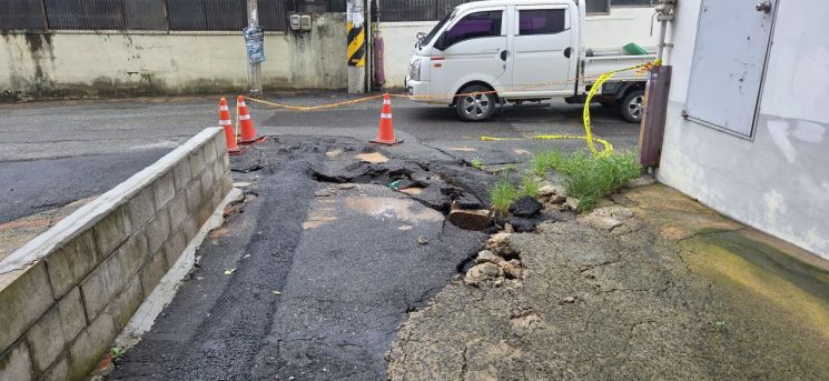 6일 남구 주월2동 한 골목이 최근에 내린 극한 호우로 침수 피해를 입어 도로가 파손돼 있다. 민찬기 기자