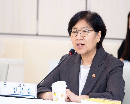 정은경 보건복지부 장관이 지난 8월6일 전남 광주를 방문해 의료·요양 통합돌봄 시범사업 추진현황을 점검, 현장 의견을 청취하고 있다. 보건복지부 연합뉴스