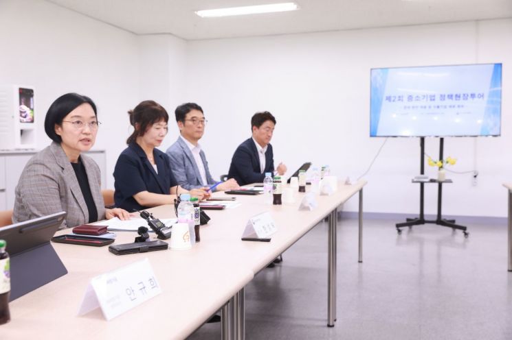 한성숙 중소벤처기업부 장관이 6일 경기 광주 실리콘투에서 열린 '제2회 중소기업 정책현장투어'에서 모두 발언을 하고 있다. 중소벤처기업부