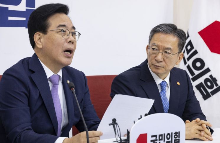 국민의힘 송언석 비상대책위원장 겸 원내대표가 6일 국회에서 취임 인사차 예방한 정성호 법무부 장관에게 인사말을 하고 있다. 연합뉴스