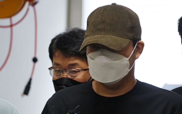 5일 대전 교제살인 사건 피의자 A씨가 입원 중이던 병원에서 퇴원하면서 경찰에 체포돼 대전서부경찰서로 들어서고 있다. 연합뉴스