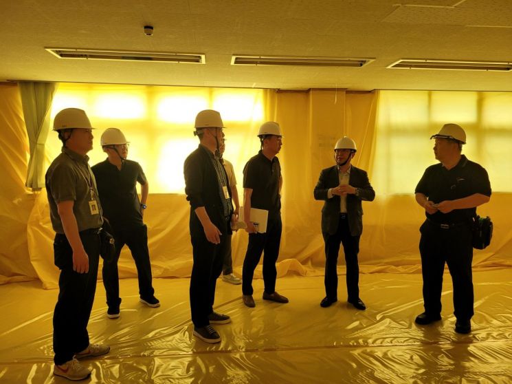 Geunsoo Han, Administrative Director of Gyeonggi Provincial Office of Education, and the internal inspection team visited Guseong Elementary School in Yongin on the 6th to inspect the overall asbestos dismantling and removal work. Provided by Gyeonggi Provincial Office of Education