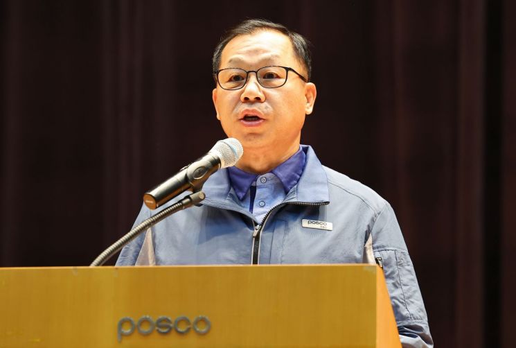 희민 포스코이앤씨 사장이 29일 인천 송도 본사에서 연이은 현장 사망사고와 관련한 담화문을 발표하고 있다. 이재명 대통령은 이날 오전 국무회의 모두발언을 통해 올해 포스코이앤씨 현장에서 연이은 산업재해 사고로 노동자들이 숨진 사실을 언급하며 질타했다. 연합뉴스