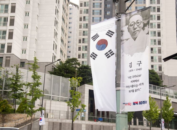 용산구는 광복 80주년을 맞아 자주독립의 의미를 되새기기 위해 지역 내 주요 도로 등에 태극기와 독립운동 정신을 기리는 현수기를 걸었다. 용산구 제공.