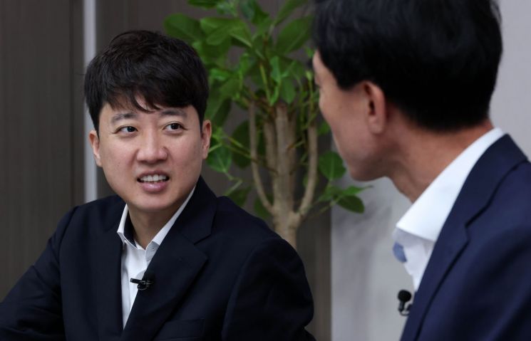 이준석 대표는 "특검에서 윤석열 전 대통령과 공모 혐의가 있다는데 말이 안 된다"고 강하게 부인했다.