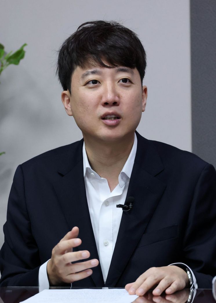지금 국민의힘에는 대중성과 메시지 구사력을 갖춘 매력도 높은 정치인이 필요하다는 게 이준석 대표의 진단이다.