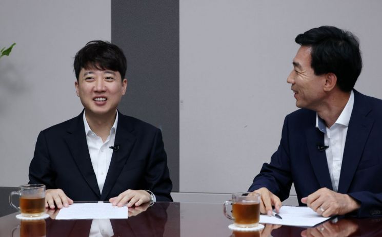오세훈 시장의 결단을 촉구한 이준석 대표는 보수 세력의 이합집산 가능성을 부인하지 않았다. 그러면서 누구를 중심으로 판이 형성되는지를 분명히 할 필요가 있다고 강조했다.
