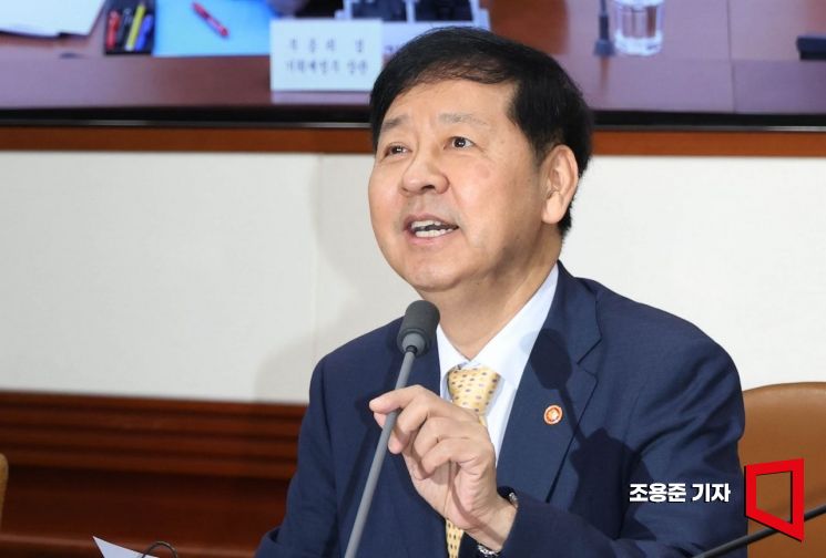 Koo Yoonchul, Deputy Prime Minister for Economy and Minister of Economy and Finance, attended the first Economic Ministers' Meeting held at the Government Seoul Office in Jongno-gu, Seoul on the 7th, and spoke about the new government's economic growth strategy and measures to revitalize win-win consumption to revive local economies. 2025.8.7 Photo by Cho Yongjun