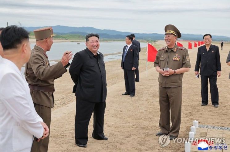 김정은 북한 국무위원장이 지난 1일 위화도온실종합농장 건설장과 신의주시, 의주군의 섬지구 영구화 제방공사장을 현지지도 했다고 조선중앙통신이 2일 보도했다. 조선중앙통신, 연합뉴스