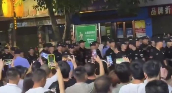중학생 집단폭행 가해자들이 솜방망이 처벌을 받았다는 사실이 알려지며 분노한 시민들이 장유시 시청 인근에 집결, 공안에 맞서 시위를 벌였다. 엑스