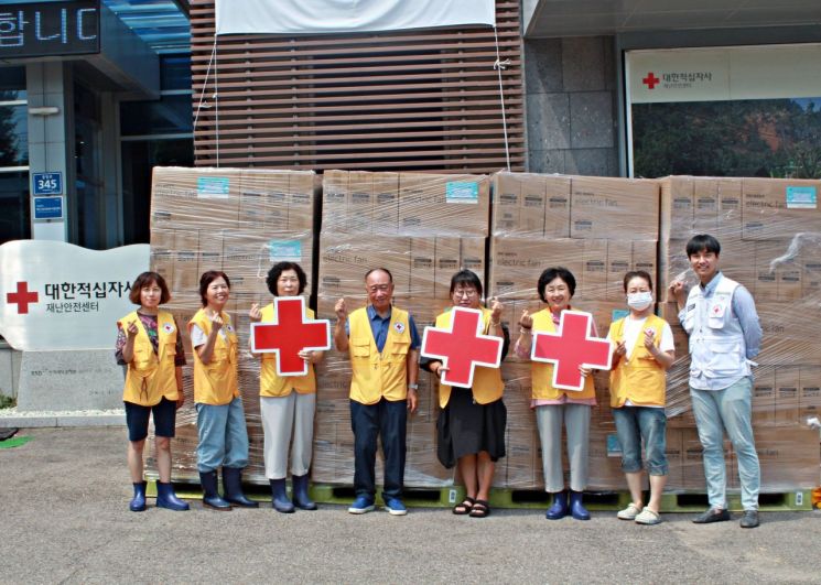 서울 양천구 서부봉사관에서 홀몸어르신에게 전달될 선풍기와 적십자봉사원들. 대한적십자사 서울지사