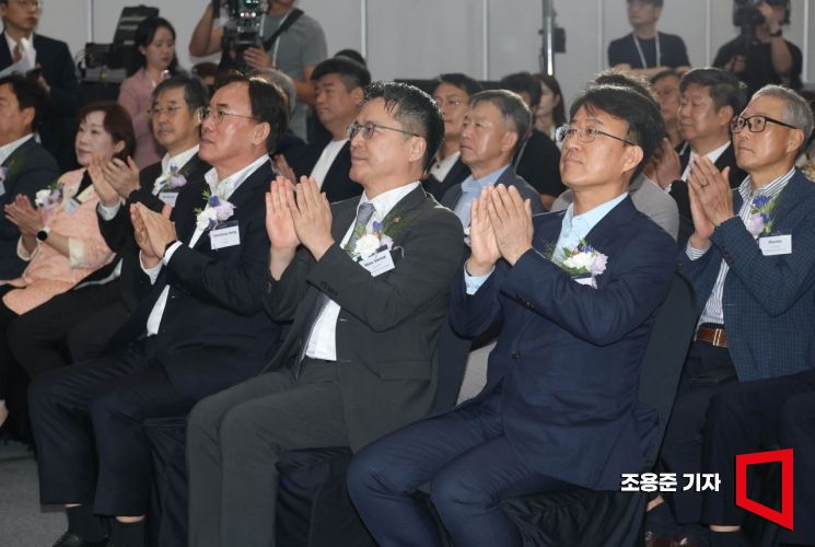 [포토] 박수치는 문신학 차관과 이청 협회장