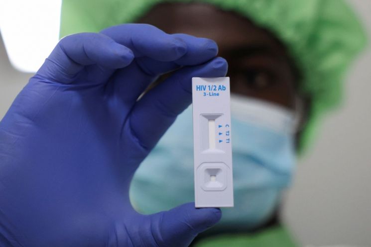 HIV는 후천성면역결핍증후군(AIDS·에이즈)을 일으키는 바이러스다. HIV 바이러스 감염자가 면역 결핍이 심해져 합병증이 생기면 에이즈 환자가 된다. 로이터·연합뉴스