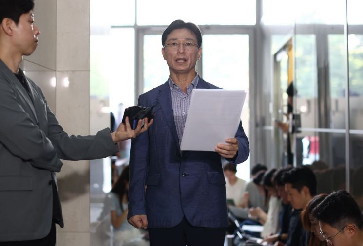 업무상 과실치사 혐의로 고발된 임성근 전 해병대 1사단장이 피의자 신분으로 조사를 받기 위해 7일 서울 서초동 순직해병특검팀으로 출석하며 입장문을 읽고 있다. 연합뉴스