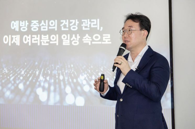 최종민 삼성전자 모바일경험(MX) 사업부 헬스 하드웨어 개발그룹 상무가 7일 오전 서울 중구 삼성전자 기자실에서 열린 브리핑에서 발표하고 있다. 삼성전자 제공