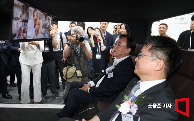 [포토] 자율주행차량에서 영상통화 체험하는 문신학 차관