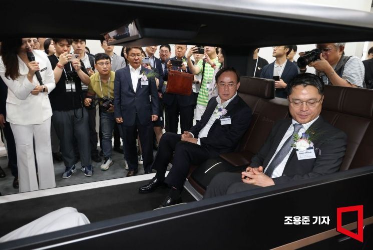 [포토] LG디스플레이 체험 하는 문신학 차관과 정철동 사장