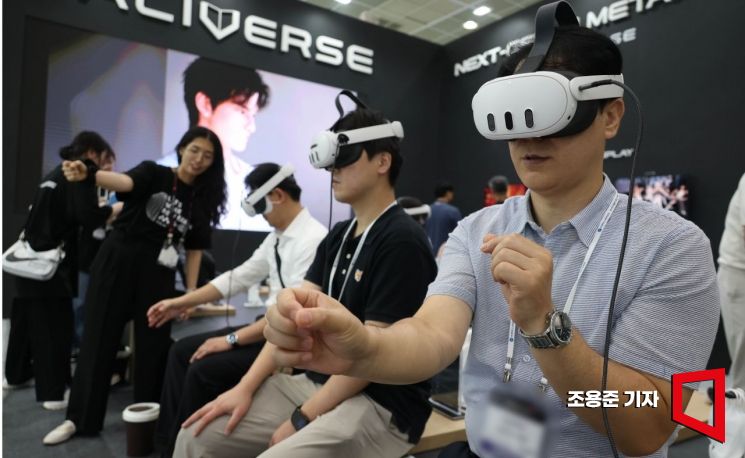 [포토] 디스플레이 체험하는 관람객들