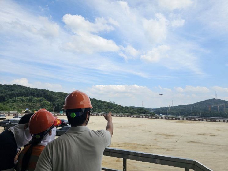 Yangju City formed the "Yangju City Volunteer Fire Brigade Drone Surveillance Team" and officially began activities starting with the launch ceremony at Seojeong University on the 5th. Photo by Yangju City