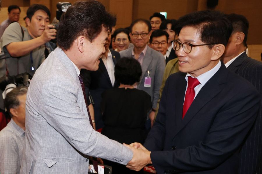 김문수 국민의힘 당 대표 후보가 4일 서울 여의도 국회 의원회관에서 투게더포럼이 주최한 시국토론회에 참석해 극우성향의 한국사 강사인 전한길 씨와 악수하고 있다. 연합뉴스