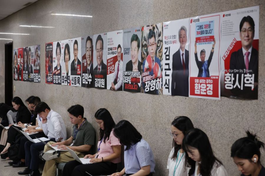 5일 서울 여의도 국회에 국민의힘 당 대표 선거에 출마한 5명 후보, 최고위원 후보들의 포스터가 붙어 있다. 2025.8.5 연합뉴스