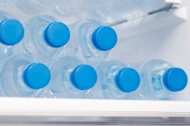 Professor Lee Gyeho, an authority in analytical chemistry and emeritus professor at Chungnam National University, advised, "Water also enters the body through food," and added, "If you drink water compulsively, you may end up drinking too much." Getty Images Bank