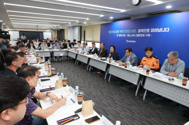 Hansung Sook, Minister of SMEs and Startups, is delivering a greeting at the "Relay Meeting for Small Business Recovery and Safety Net Expansion" held on the 7th at Dream Square in Mapo-gu, Seoul. Ministry of SMEs and Startups