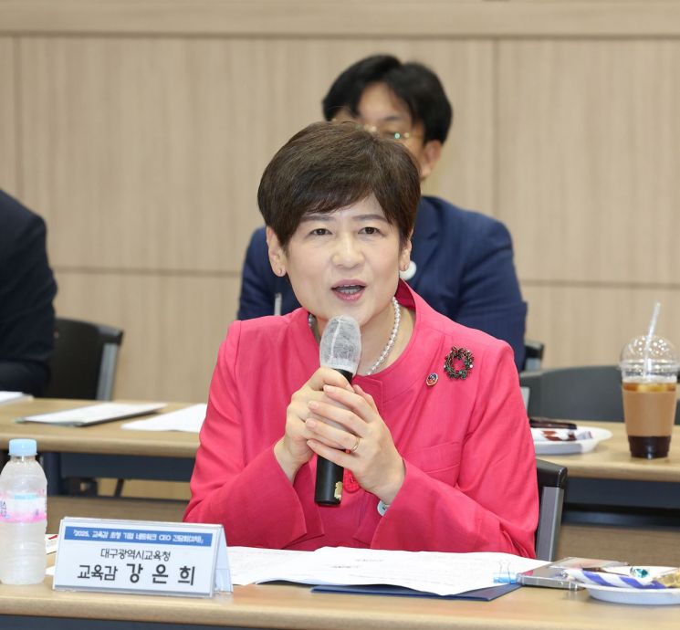 강은희 대구교육감이 지역기업 네트워크 CEO간담회에서 발언하고 있다.