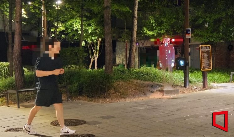 눈길 끌어야 범죄도 줄인다…홀로그램 경찰관의 치안 효과