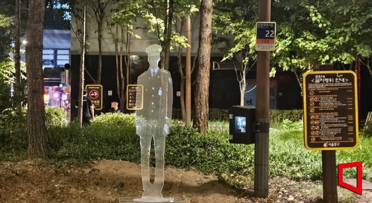 눈길 끌어야 범죄도 줄인다…홀로그램 경찰관의 치안 효과