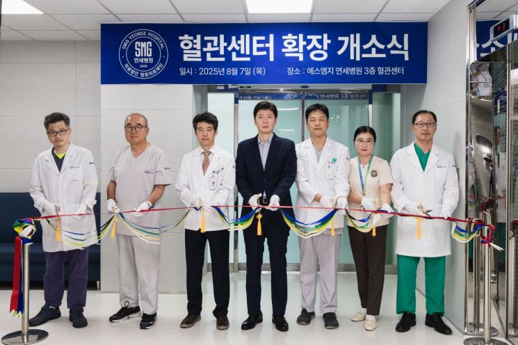 혈관센터 확장 기념 단체 사진.