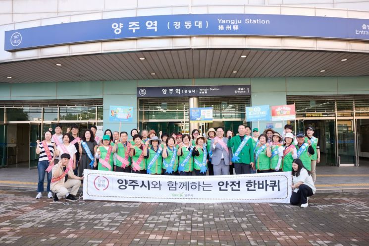 강수현 양주시장이 연일 이어지는 폭염에 대응하기 위해 시민들을 대상으로 폭염예방 캠페인을 실시하고 있다. 양주시 제공