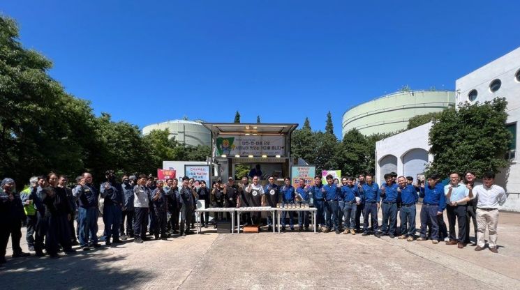President Kim Dongseop of Korea National Oil Corporation (center) visited the Pyeongtaek Storage Base on the 7th to conduct a focused inspection on the heatwave preparedness status, held a mobile coffee truck event, and took a commemorative photo with the employees. Provided by Korea National Oil Corporation